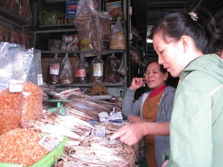 Trong khi đó giá các mặt hàng tôm, mực, cá khô tăng từ 10 - 15%