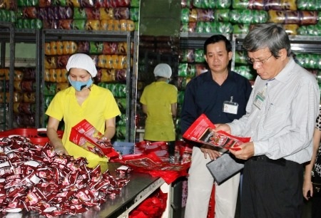 Kiểm tra vệ sinh an toàn thực phẩm Tết - 1 Đoàn kiểm tra liên ngành kiểm tra một cơ sở bánh kẹo trên địa bàn TP Đà Nẵng