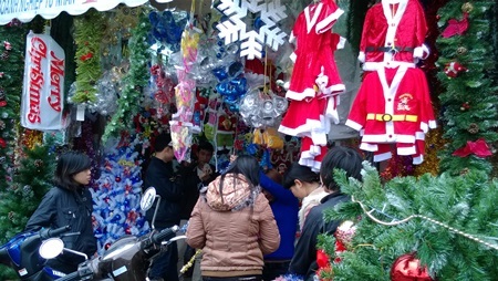Ông già Noel bắt đầu xuống phố - 3 Khách hàng mua đồ trang trí Noel chủ yếu là những nhà hàng, khách sạn, công ty lớn