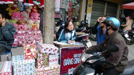 Ông già Noel bắt đầu xuống phố - 2 Lượng khách đến đặt giao quà Noel tận nhà năm nay không nhiều bằng năm ngoái