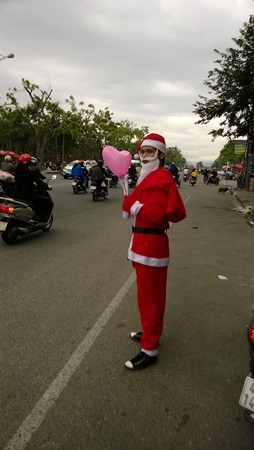 Ông già Noel bắt đầu xuống phố - 1 Ông già Noel đã bắt đầu xuống đường để giao quà cho các em nhỏ