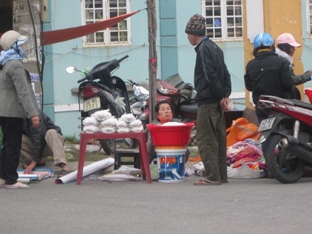 Nghề bán cát lư hương chỉ có mỗi dịp đến tết