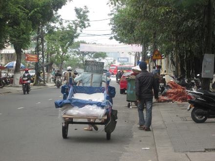 Nghề bán cát lư hương vào mùa - 2 Những chiếc xe chở cát đi khắp phố phường