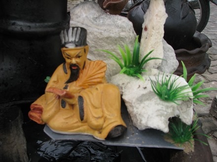 Ông tiên ngồi đọc sách được trang trí trong tác phẩm