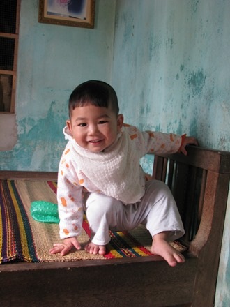 Chơi rất ngoan và thường cười khúc khích