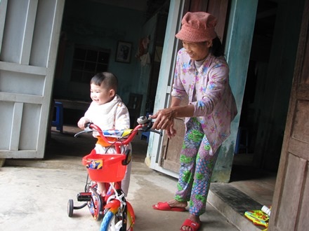 Minh Hiếu thích thú vì được đi xe đạp