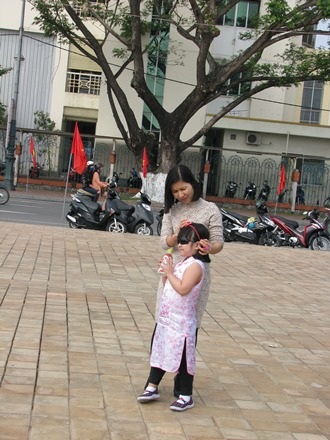 Mẹ và con gái đi chơi xuân