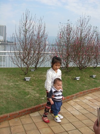 Hai chị em nhà này được bố mẹ cho đi chơi