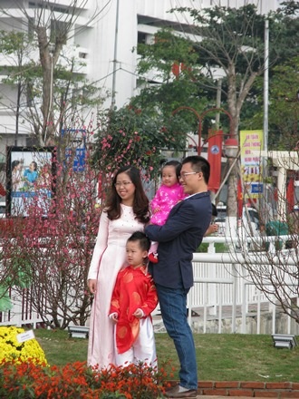 Cả nhà cùng chụp hình để ghi lại những khoảnh khắc đẹp của mùa xuân