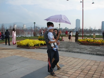 Cả nhà cùng đi chơi xuân