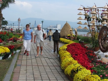 Hai vợ chồng người Tây tham quan đường hoa Bạch Đằng