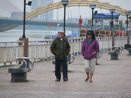 Đôi vợ chồng già dạo phố ngày đầu năm