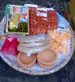 Đìu hiu thị trường đồ cúng ông Táo - 1 Tượng ông Táo được bày bán nhiều bên ngoài chợ Hàn