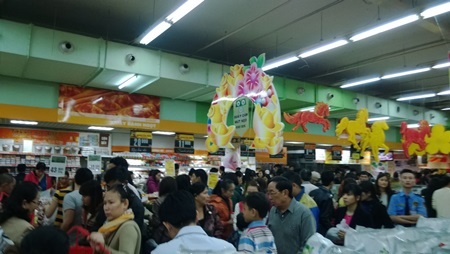 Siêu thị ken đặc người mua sắm Tết - 1 Các siêu thị luôn đông nghịt người mua sắm Tết