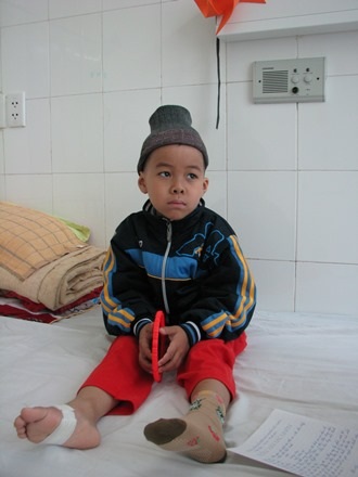 Cháu Tuấn đang được điều trị tại bệnh viện Phụ sản – Nhi Đà Nẵng