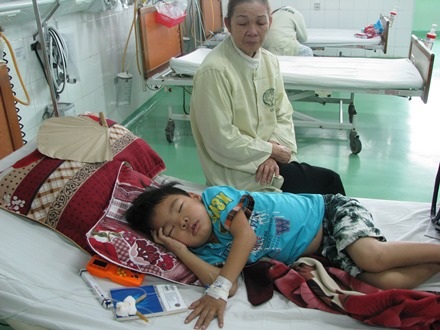 Cháu Tuấn Anh đang được điều trị tại bệnh viện Phụ sản – Nhi Đà Nẵng với căn bệnh ung thư máu