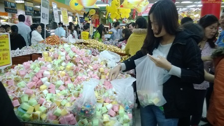 Siêu thị ken đặc người mua sắm Tết - 2 Mặt hàng được mua nhiều nhất là kẹo
