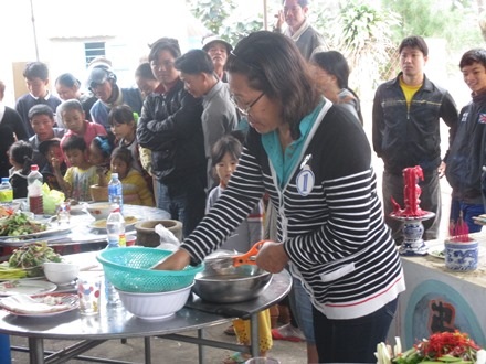Đặc sắc với lễ hội cầu an và tế âm linh làng Nam Ô - 4 Thi làm gỏi cá truyền thống