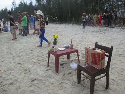 Người nhà lập bàn thờ mong sớm tìm thấy thi thể nạn nhân