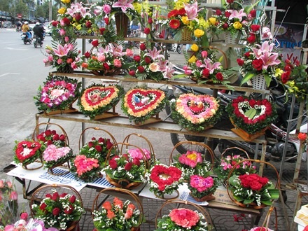 Các giỏ hoa hầu hết được thiết kế theo hình trái tim, trong đó hoa hồng là hoa chủ đạo