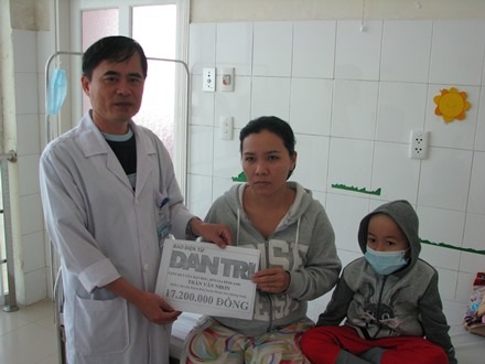 Đại diện bệnh viện Phụ sản - Nhi Đà Nẵng trao tiền của bạn đọc Dân trí cho hai mẹ con cháu Tuấn
