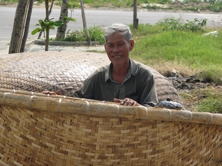 Ông Liêm bên những chiếc thuyền chuẩn bị được xuất ngoại