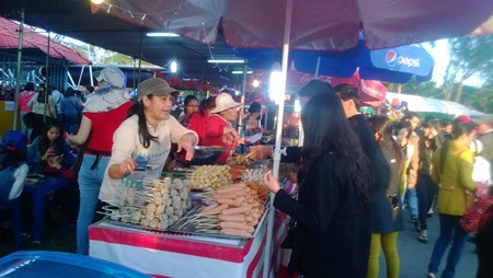 Đồ ăn vặt được mùa “hốt bạc” - 1 Các điểm bán đồ ăn vặt luôn đông nghịt người