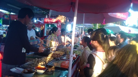 Đồ ăn vặt được mùa “hốt bạc” - 3 Đồ ăn vặt chủ yếu là xích xúc, tôm viên, cá viên