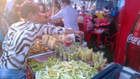 Đồ ăn vặt được mùa “hốt bạc” - 5 ... cóc, xoài