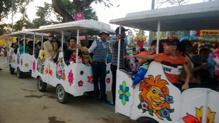 Khu vui chơi đông nghịt người chiều mùng 2 Tết - 8 Trò chơi ngồi xe dạo công viên