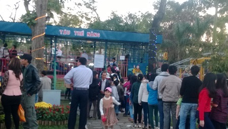 Khu vui chơi đông nghịt người chiều mùng 2 Tết - 9 Trò chơi tàu thế năng