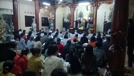 Nô nức đi lễ chùa ngày Rằm tháng Giêng - 20 Phật tử và người dân đọc kinh niệm phật tại chùa Quang Minh