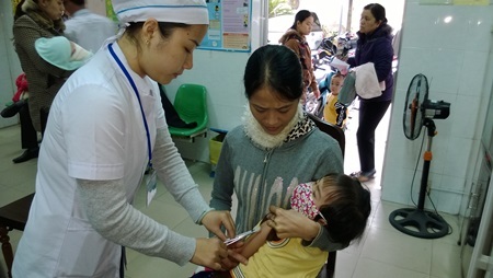 Trẻ tiêm phòng sởi tăng mạnh - 1 Trẻ được tiêm phòng mũi