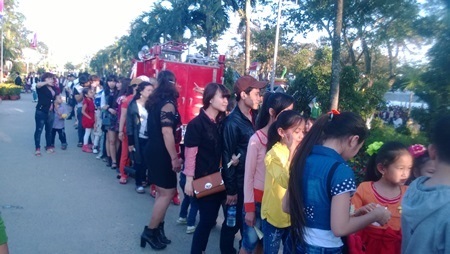 Khu vui chơi đông nghịt người chiều mùng 2 Tết - 1 Xếp hàng đợi đến lượt mình vào chơi