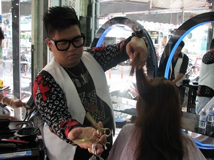 Hưng cắt tóc cho khách từ 1,2, 3 cái kéo