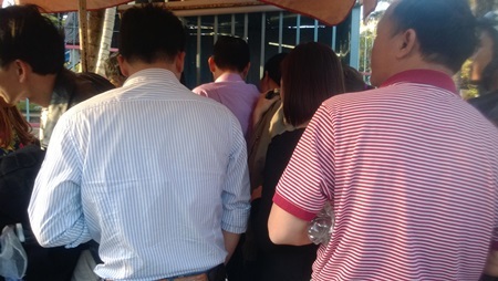Khu vui chơi đông nghịt người chiều mùng 2 Tết - 2 Các ông bố bà mẹ vất vả mua vé cho con chơi