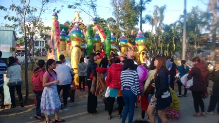 Khu vui chơi đông nghịt người chiều mùng 2 Tết - 3 Trò chơi nhà hơi đông người chơi