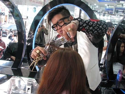 Để có thể cắt tóc bằng 11 cái kéo, Hưng đã phải tập luyện 10 năm trời