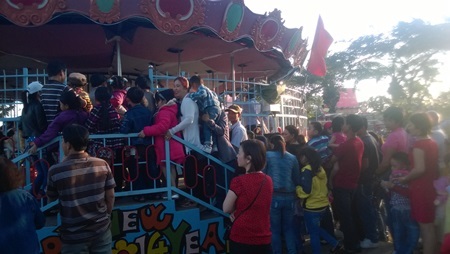 Khu vui chơi đông nghịt người chiều mùng 2 Tết - 5 Trò chơi cưỡi ngựa cũng ken cứng người