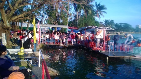 Khu vui chơi đông nghịt người chiều mùng 2 Tết - 6 Trò chơi đạp vịt cũng đông người không kém