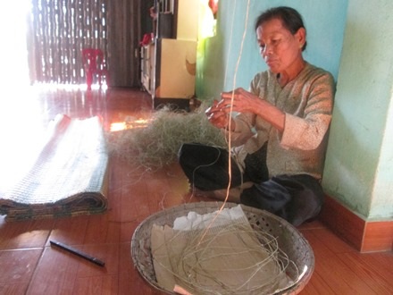 Trong dệt chiếu công đoạn chắp sợi lót là vất vả nhất.