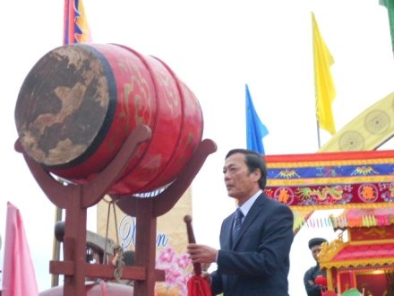 Đánh trống khai hội