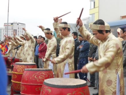 Đánh trống khai hội