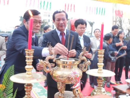 Các
lãnh đạo dâng hương kính cáo các trư thần