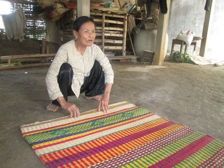 Bà Đào buồn bã khi làng nghề truyền thống đang dần bị mất đi