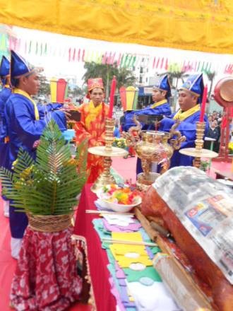 Các chủ tế và phó
tế tiến hành cúng cầu an-cầu ngư