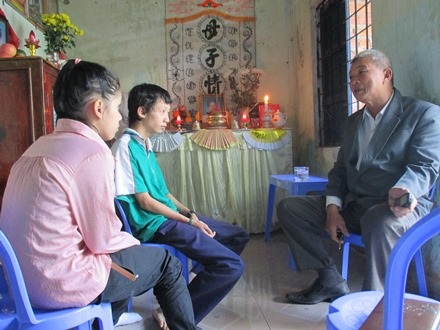 Ông Phan Văn Kỉnh, chủ tịch Hội khuyến học phường Mân Thái đến thăm và động viên hai em