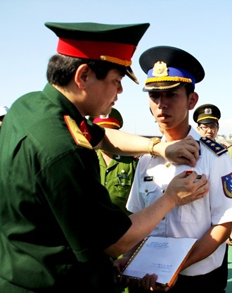 Trao huy hiệu Tuổi trẻ dũng cảm” cho thuyền trưởng tàu cảnh sát biển