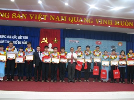 Trao 100 suất học bổng đến học sinh giỏi, có hoàn cảnh khó khăn