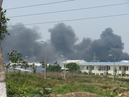 Lực lượng cảnh sát phòng cháy chữa cháy nỗ lực tiếp cận đám cháy